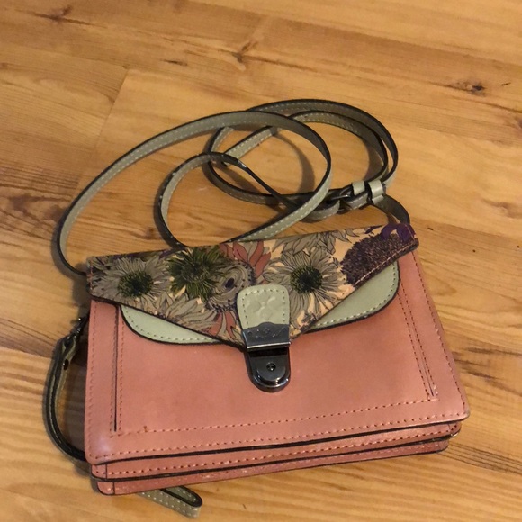 Crossbody/ can use as wristlet - Picture 2 of 8